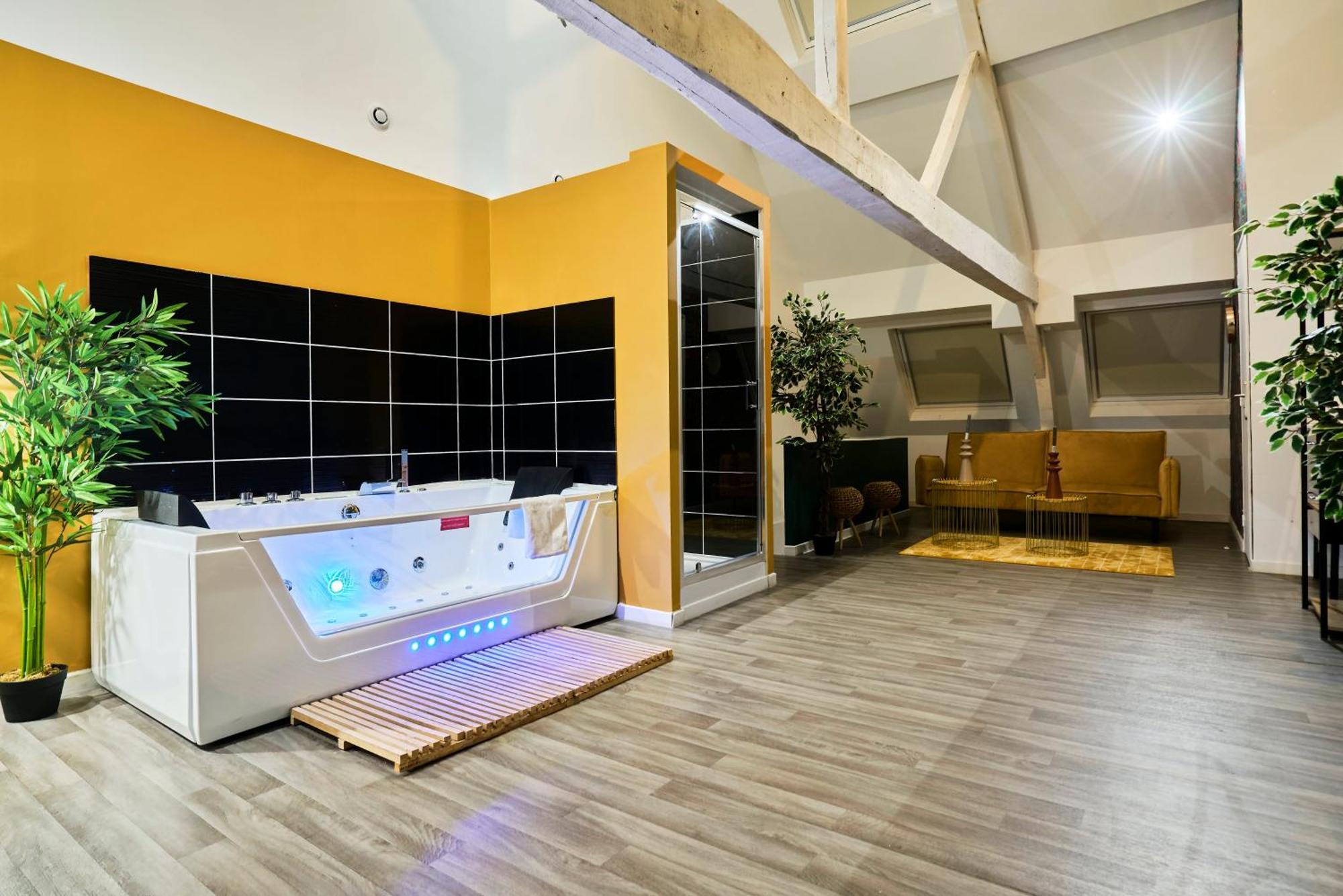Ng Suitehome - Lille I Roubaix Centre I Grand Place - Balneo - Netflix - Wifi المظهر الخارجي الصورة