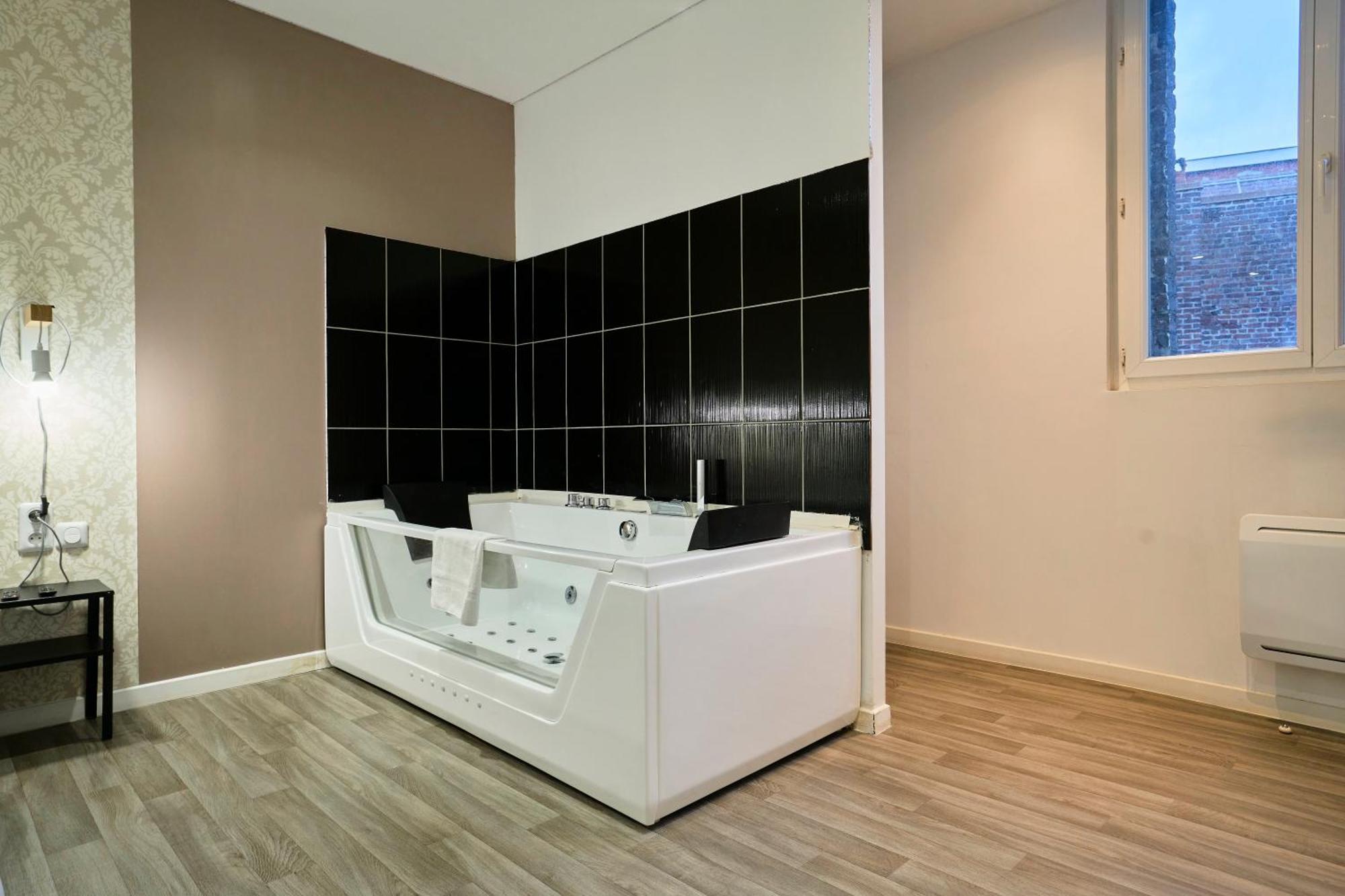 Ng Suitehome - Lille I Roubaix Centre I Grand Place - Balneo - Netflix - Wifi المظهر الخارجي الصورة
